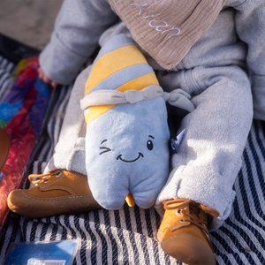 Lenabo Kuscheltier Lenabie Nalu (Surfboard) als treuer Begleiter für Kleinkinder ab 2 Jahren, weiches Hörspiel-Kuscheltier für unterwegs und zuhause, nutzbar mit liebevollen Gute-Nacht-Geschichten, Hörspielen und beruhigenden Audios über das Lenabo smarte Spielsystem, ideal als Reisebegleiter und Einschlafhilfe